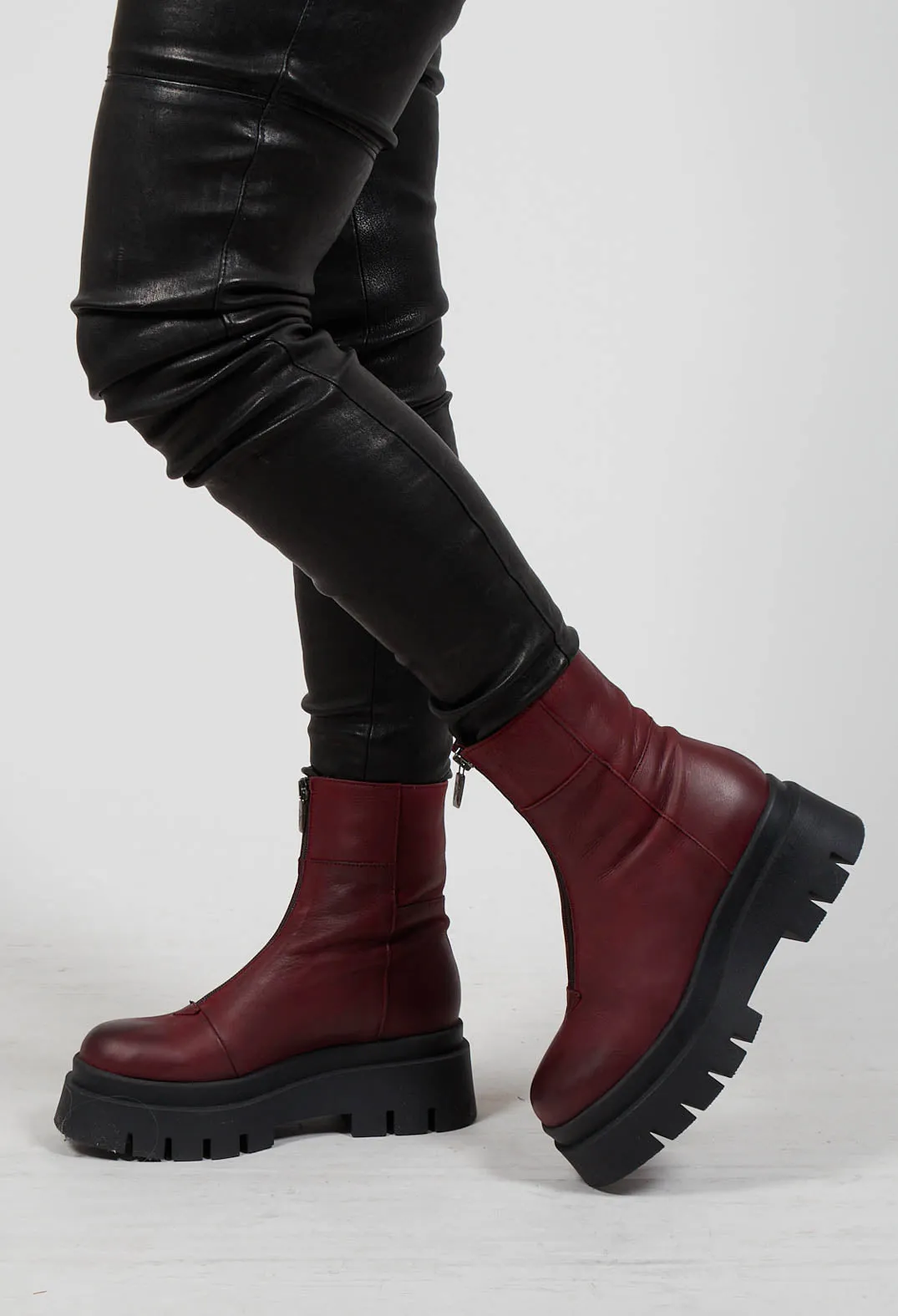 Boots With Front Zip in Gasoline Rubino