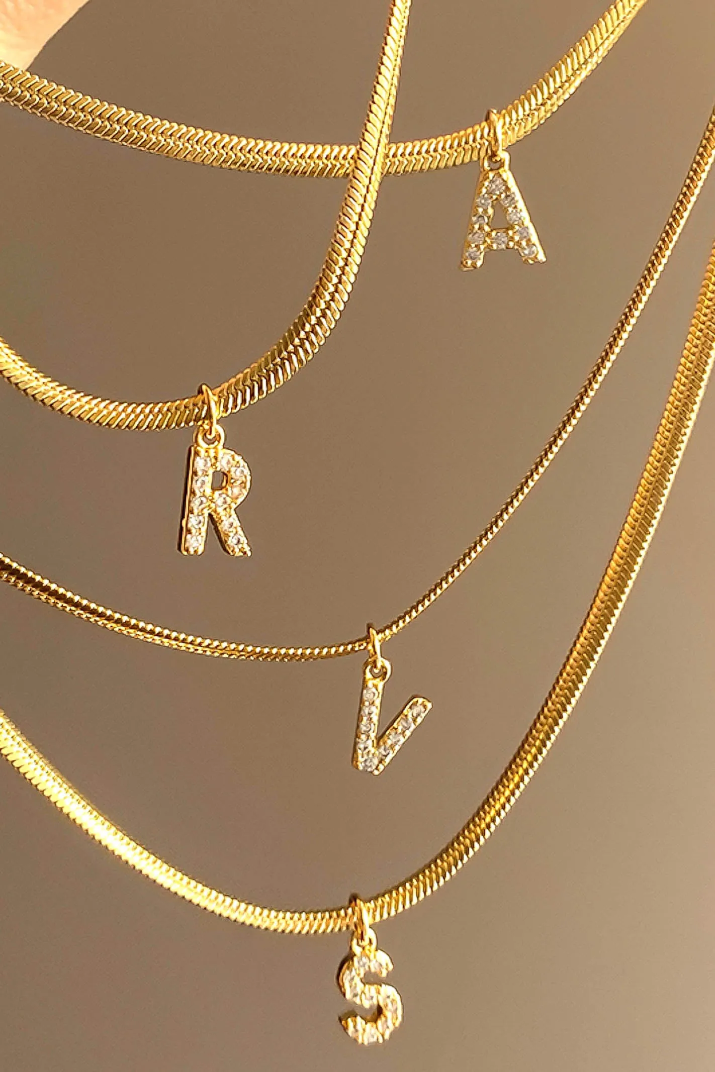 RAMONA CRYSTAL LETTER NECKLACE / GOLD