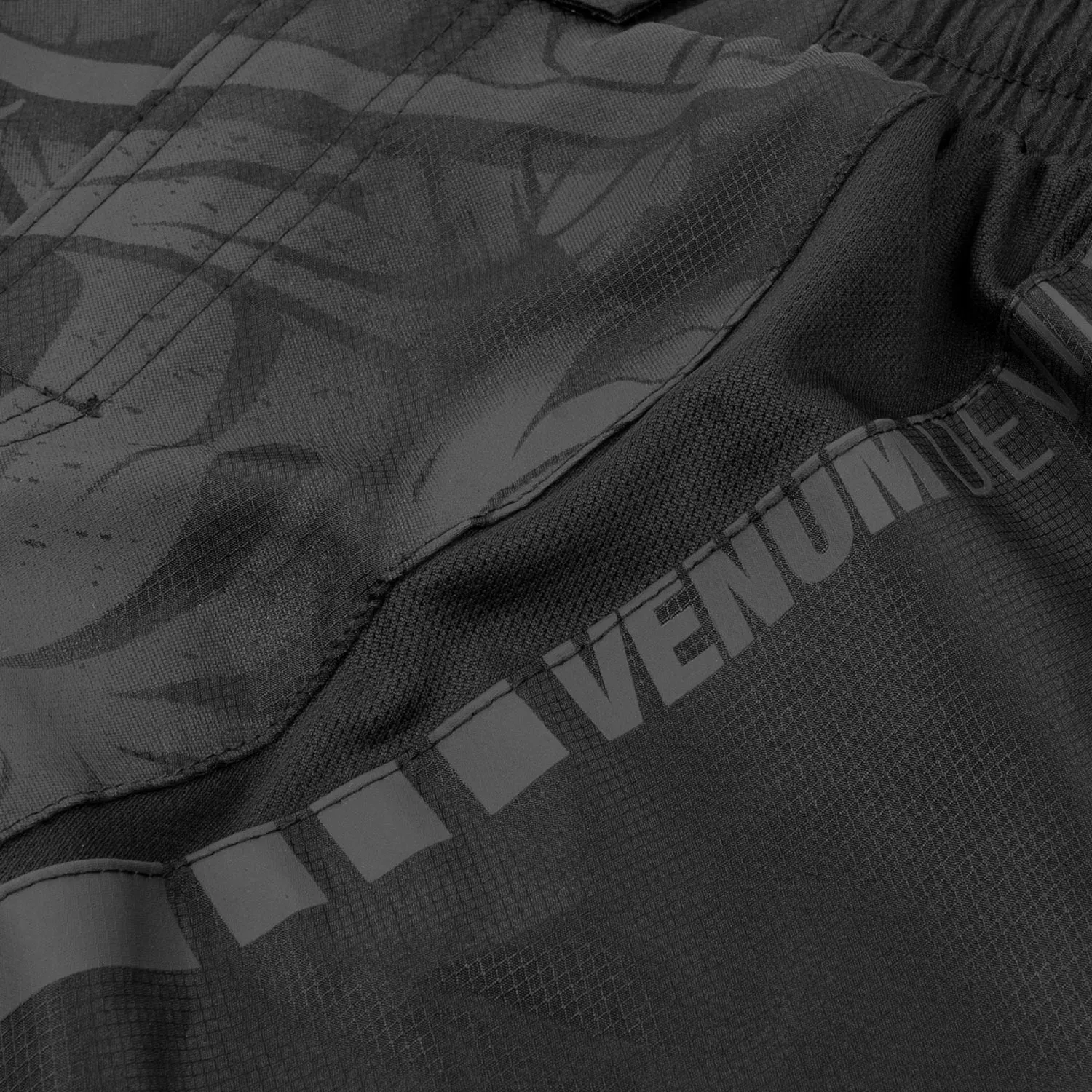 Venum Devil Fightshorts - Black/Black