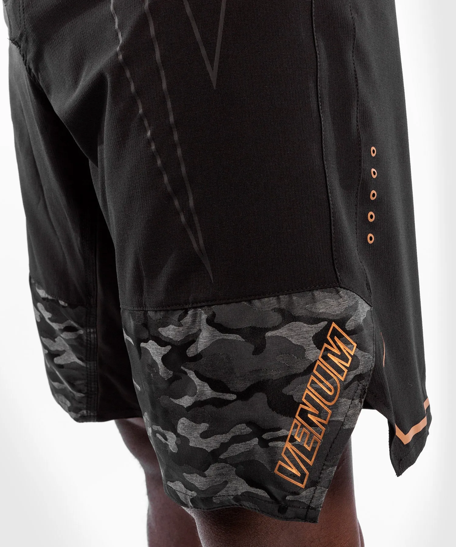 Venum Light 4.0 Fightshort - Black/Bronze