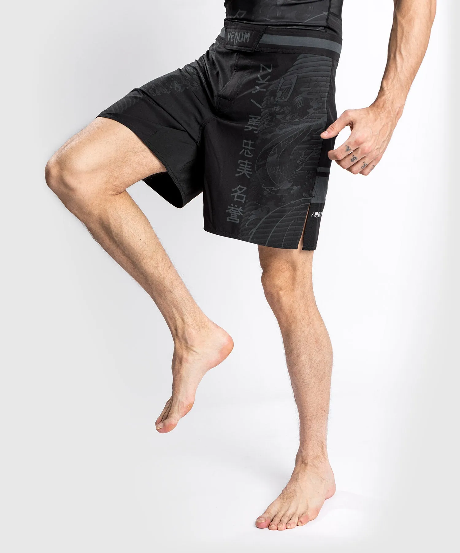 Venum YKZ21 Fightshorts – Black/Black